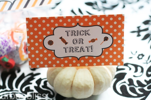 Halloween Favor Bag Labels Free Printable by Urban Bliss