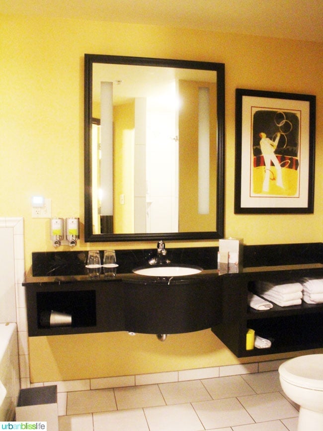 maxwell hotel seattle guest room bathroom