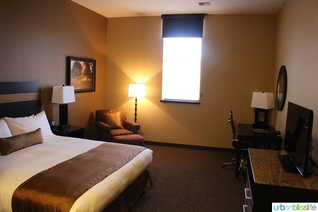 guest room at Hotel Maison in Yakima