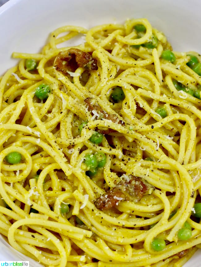 Turmeric pasta with bacon and peas - a hearty, delicious recipe