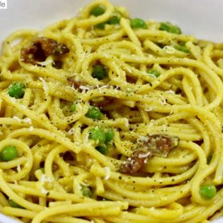 Pasta with Turmeric, Bacon, and Peas is a hearty lunch or dinner dish full of flavor! Recipe on UrbanBlissLife.com