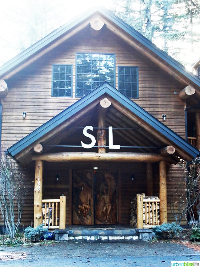 main entrance to Suttle Lodge in Sisters, Oregon