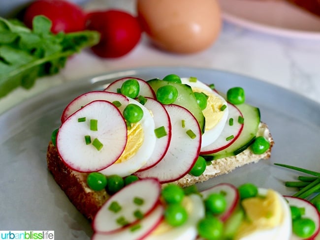 toast with veggies