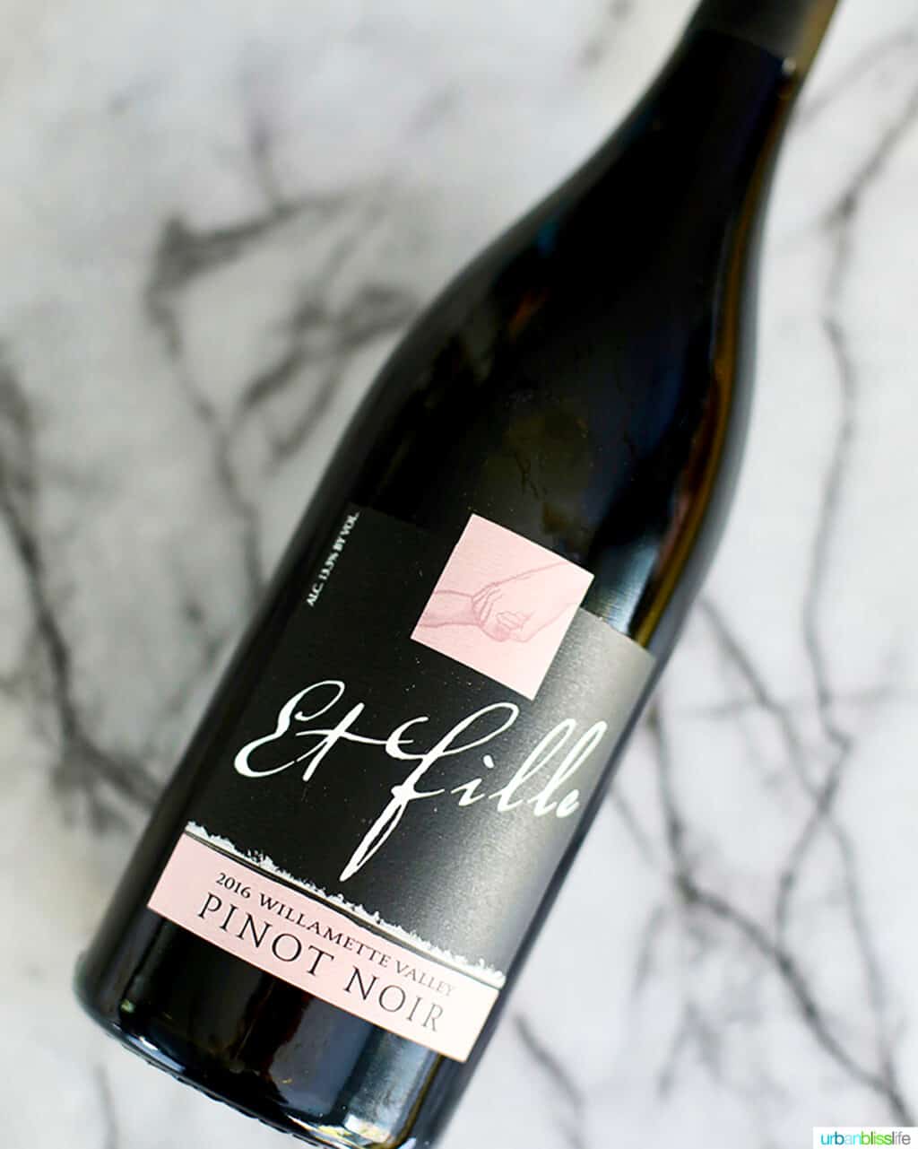 bottle of et fille oregon pinot noir