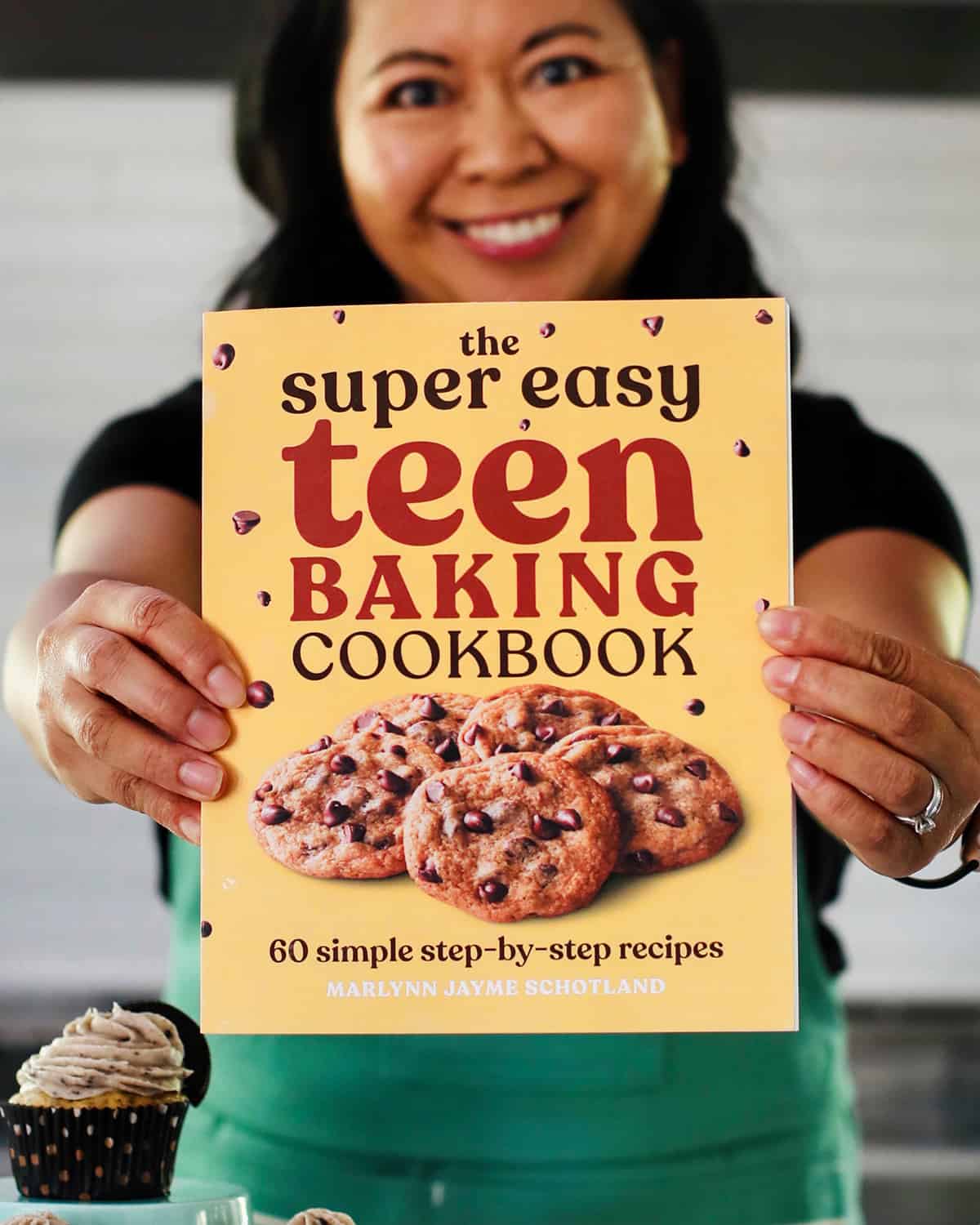 Marlynn trzyma książkę kucharską Super Easy Teen Cookbook