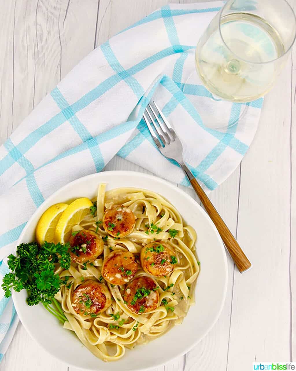 Seared scallops pasta with white wine