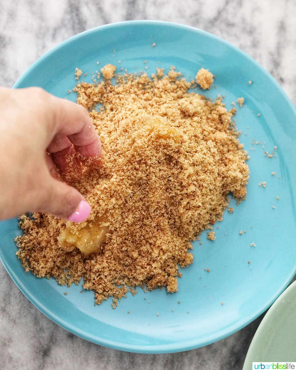 coating bananas in sugar