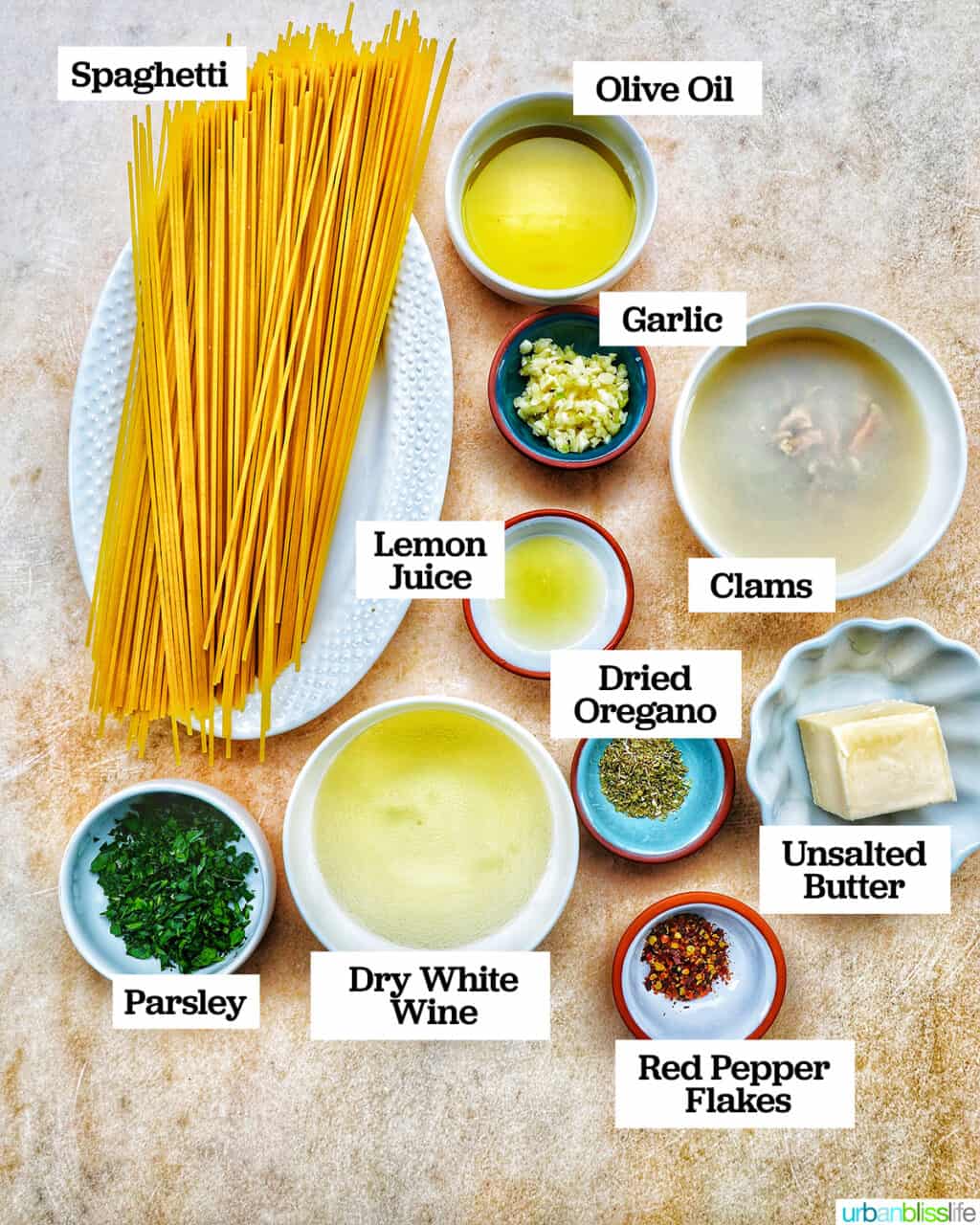 ingredients to make bowls of pasta with clams and white wine sauce