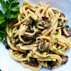 creamy vegan mushroom pasta with spaghetti and pasrley.