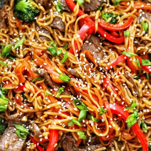 noodles with steak, peppers, broccoli, sesame seeds, and garlic.