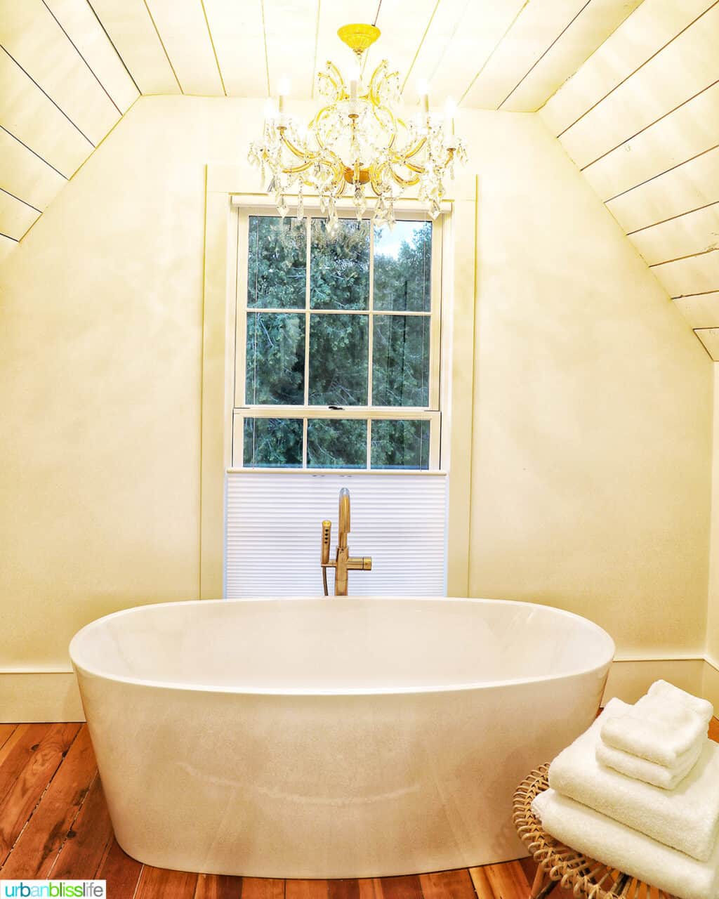 large bathtub and chandelier in Kublis Haus Suite 3 in Jacksonville, Oregon