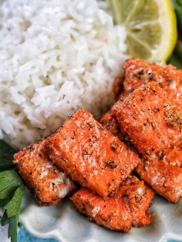 air fryer salmon bites with white rice, asparagus, and lemon slice.