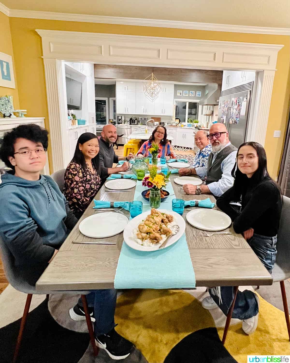 filipino family eating together