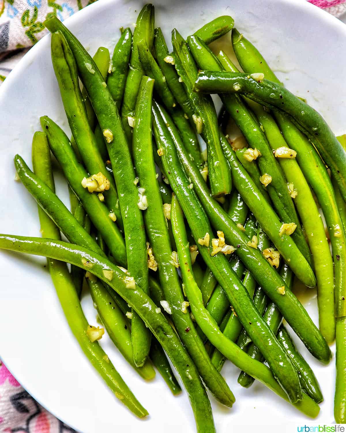 green beans with garlic in a white bowl.