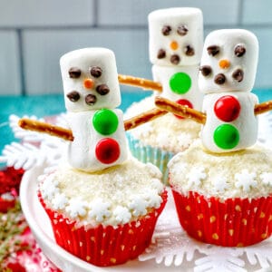 snowman cupcakes with marshmallows, pretzels, and sprinkles.