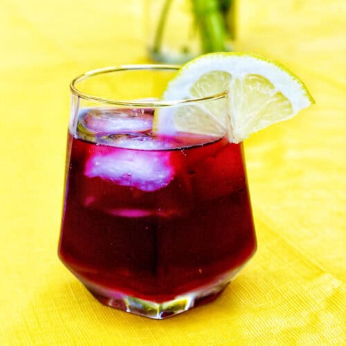 glass of tinto de verano wine cocktail with lemon slice.