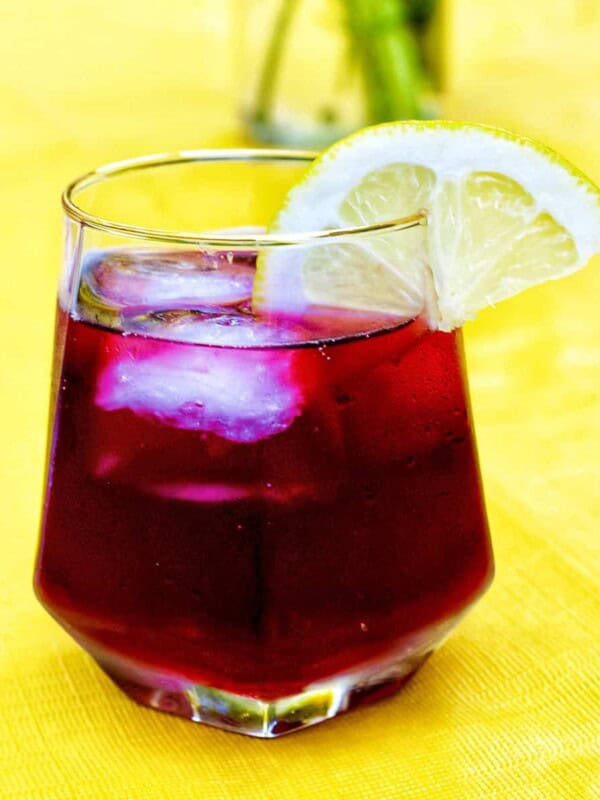 glass of tinto de verano wine cocktail with lemon slice.