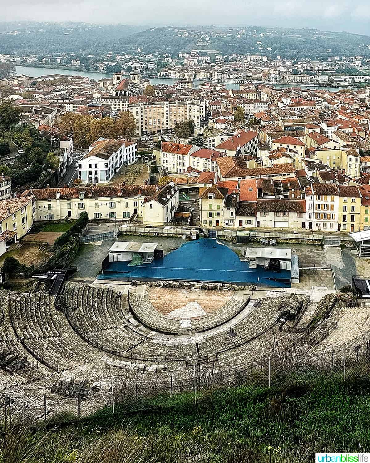 Vienne Theater and city view.