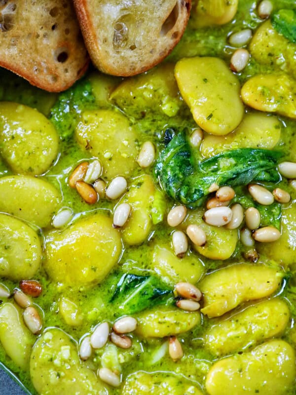 bowl of pesto beans with side of crostini.