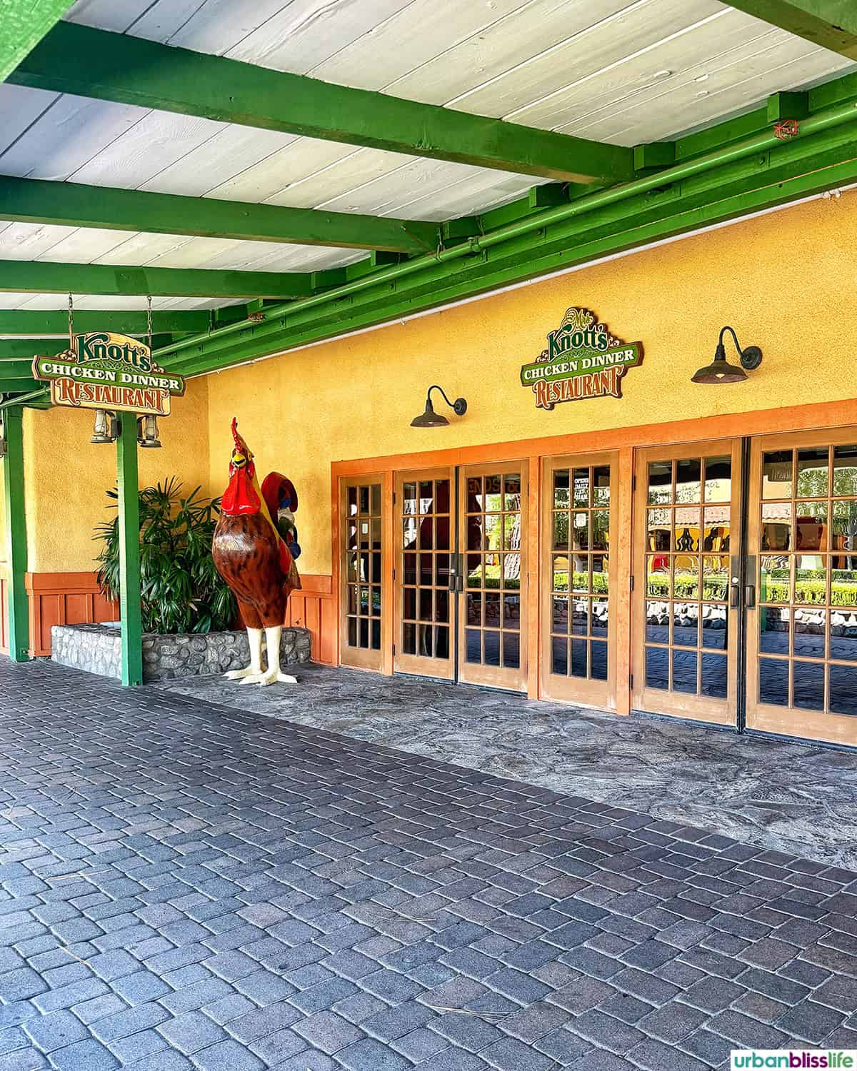 knotts chicken restaurant exterior.