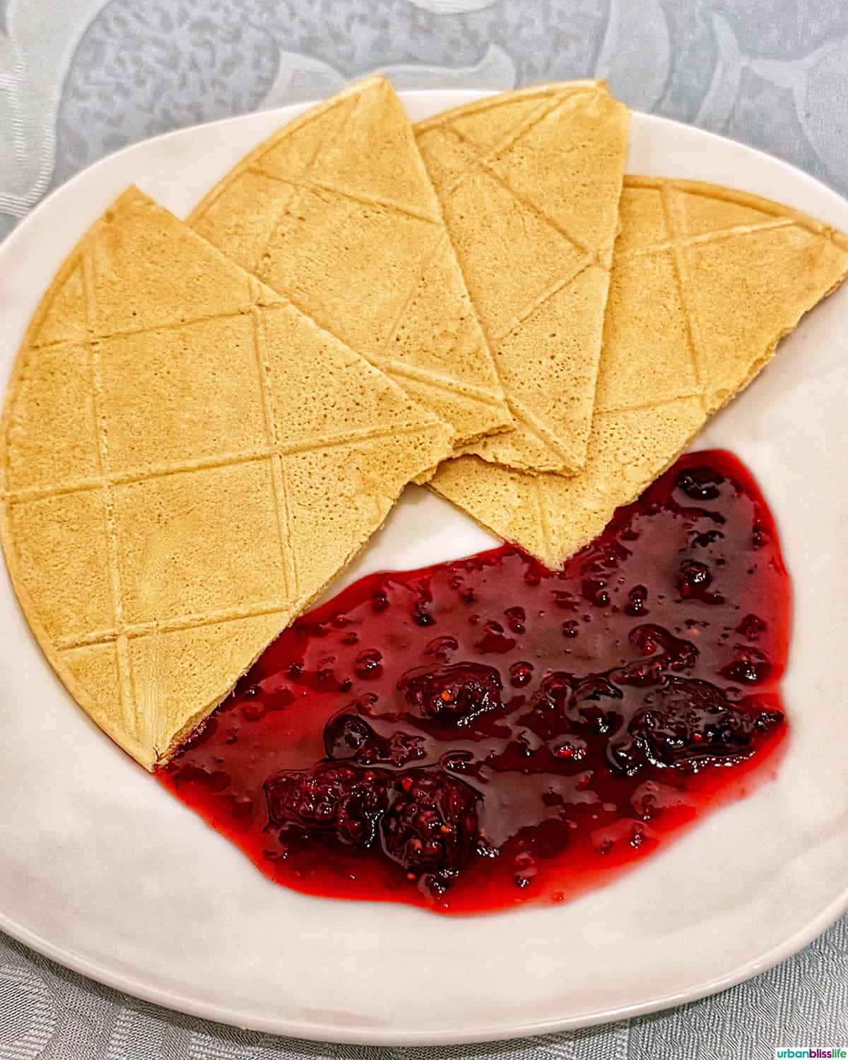 obleas on a plate with jam.