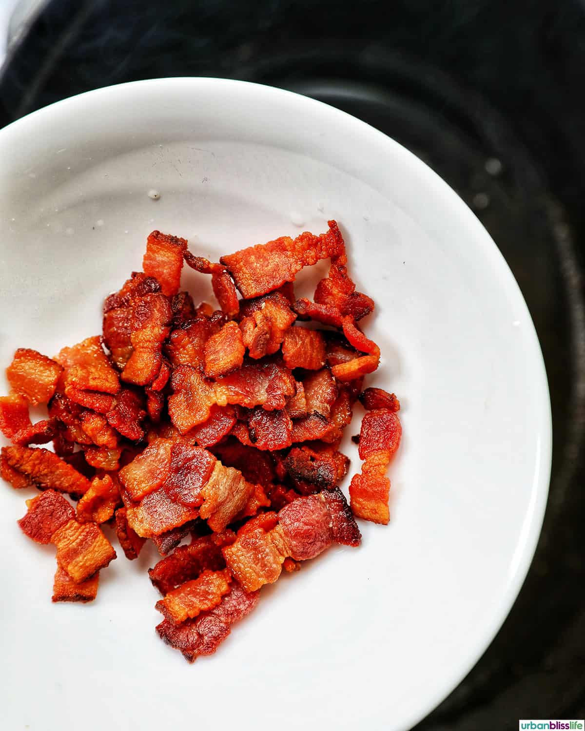 bowl of cooked bacon.