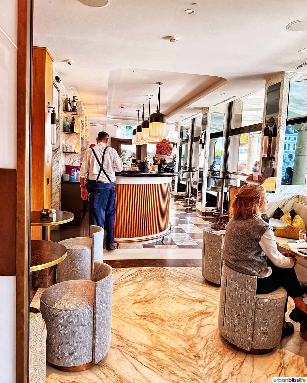 casual seating in restaurant of Hotel Storchen Zürich.